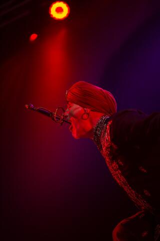 Fakir Testa (Jaime Oms) actuando en cabaret bajo luz roja — espectáculo de variedades