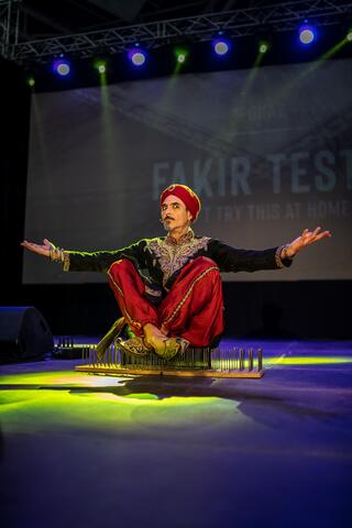 Fakir Testa (Jaime Oms) sobre la cama de clavos en un gran escenario — espectáculo de fakir para teatros y festivales