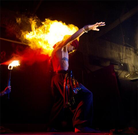 Fakir Testa (Jaime Oms) con fuego sobre el cuerpo — fire show para eventos y festivales
