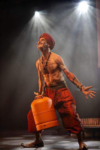 Fakir Testa (Jaime Oms) en un momento de humor del espectáculo — circo contemporáneo y comedia