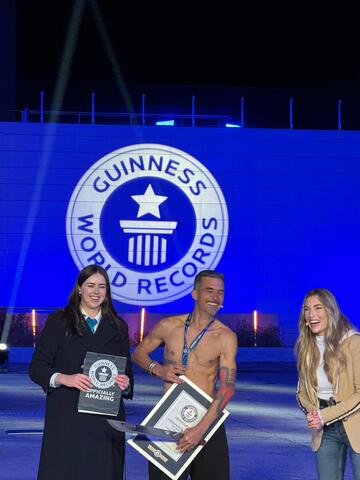 Fakir Testa (Jaime Oms) recibiendo su certificado Guinness World Records en televisión